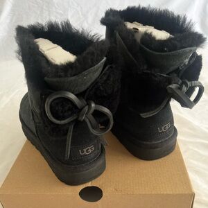✨UGG Black Double Bow Ankle Boots with Fur Trim✨
